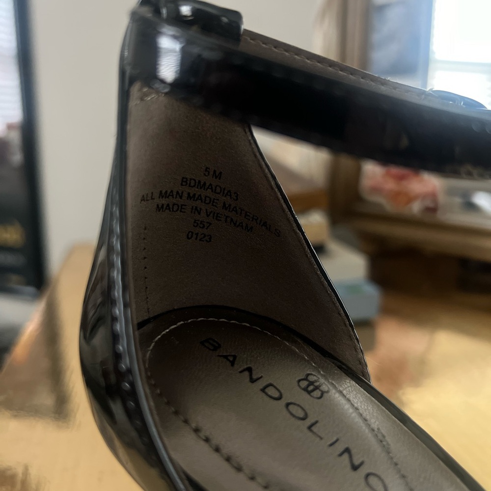 Bandolino Patten Leather Kitten Heels Sz 5 - Picture 4 of 5
